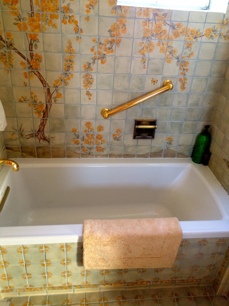 Idéer för att renovera ett litet orientaliskt badrum med dusch, med ett badkar i en alkov, en dusch/badkar-kombination, en toalettstol med hel cisternkåpa, blå kakel, keramikplattor, bruna väggar, klinkergolv i keramik, ett undermonterad handfat, marmorbänkskiva och blått golv