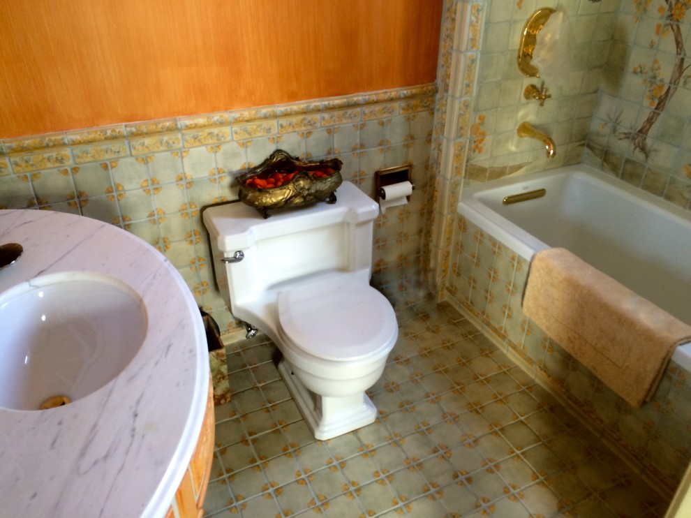 Exemple d'une petite salle d'eau asiatique avec une baignoire en alcôve, un combiné douche/baignoire, WC à poser, un carrelage bleu, des carreaux de céramique, un mur marron, un sol en carrelage de céramique, un lavabo encastré, un plan de toilette en marbre et un sol bleu.