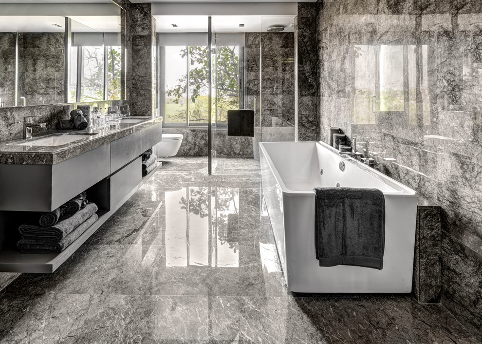 Mittelgroßes Modernes Badezimmer mit Unterbauwaschbecken, Granit-Waschbecken/Waschtisch und flächenbündigen Schrankfronten in Mumbai