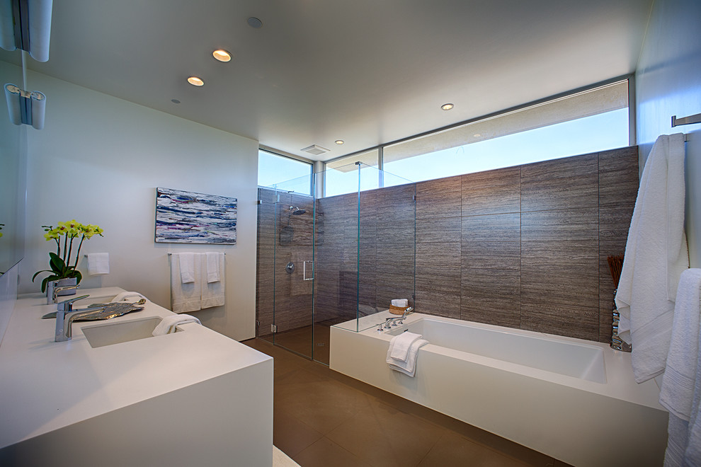 На фото: большая главная ванная комната в стиле модернизм с плоскими фасадами, ванной в нише, душем в нише, бежевой плиткой, коричневой плиткой, белыми стенами, врезной раковиной, столешницей из кварцита и душем с распашными дверями с