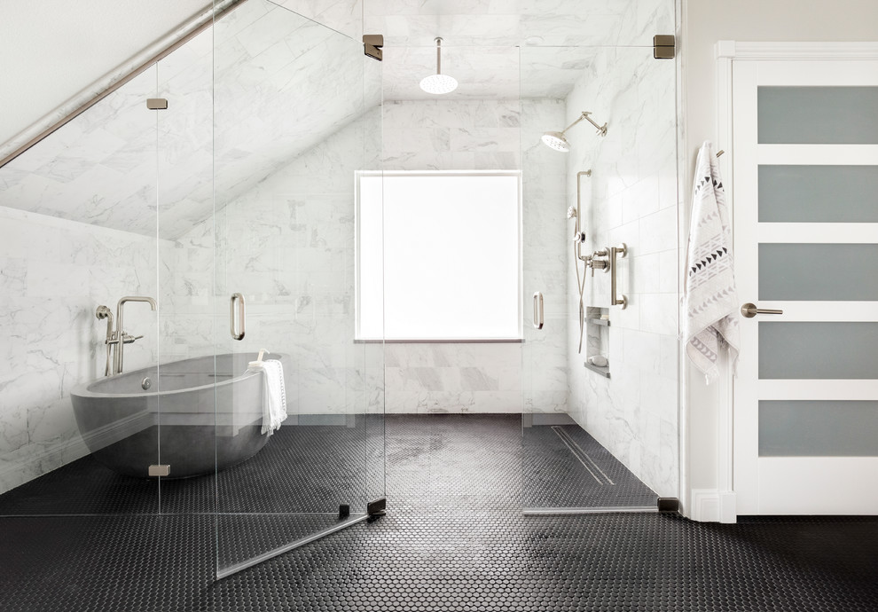 Пример оригинального дизайна: главная ванная комната в современном стиле с отдельно стоящей ванной, душевой комнатой, бежевыми стенами, черным полом и душем с распашными дверями