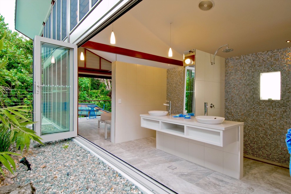 Exempel på ett stort exotiskt vit vitt en-suite badrum, med öppna hyllor, vita skåp, våtrum, blå kakel, mosaik, travertin golv, ett fristående handfat, bänkskiva i kvarts, grått golv och med dusch som är öppen