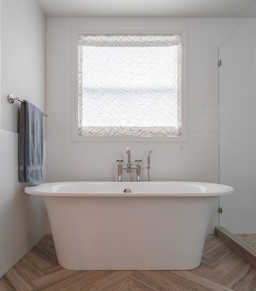 Стильный дизайн: главная ванная комната в стиле неоклассика (современная классика) с фасадами в стиле шейкер, белыми фасадами, отдельно стоящей ванной, белой плиткой, серыми стенами и врезной раковиной - последний тренд