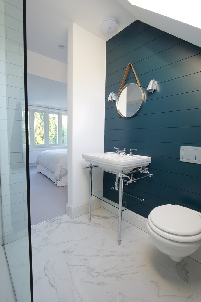 Idée de décoration pour une petite salle de bain principale design avec un placard sans porte, des portes de placard grises, une douche ouverte, WC suspendus, un mur blanc, un sol en marbre et un plan vasque.