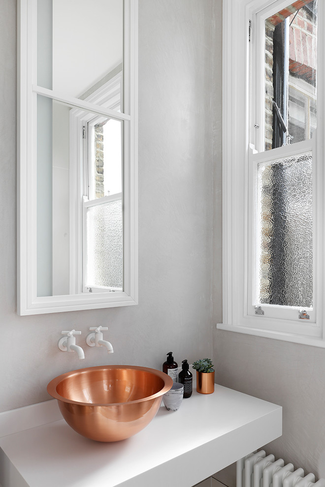 Foto de cuarto de baño actual de tamaño medio con paredes grises y lavabo sobreencimera