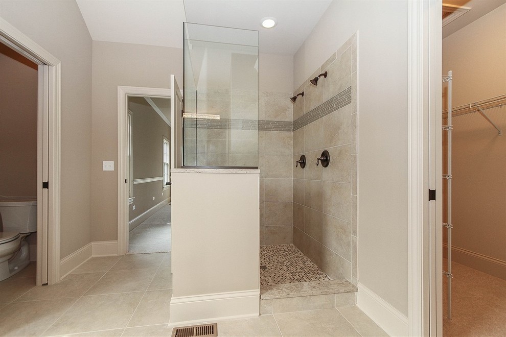 Exemple d'une grande salle de bain principale chic avec une douche ouverte, un carrelage beige, des carreaux de céramique, un mur beige et un sol en carrelage de céramique.
