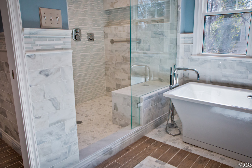 Inredning av ett klassiskt mellanstort en-suite badrum, med ett nedsänkt handfat, luckor med upphöjd panel, grå skåp, granitbänkskiva, ett fristående badkar, en öppen dusch, en toalettstol med separat cisternkåpa, vit kakel, stenkakel, blå väggar och klinkergolv i keramik
