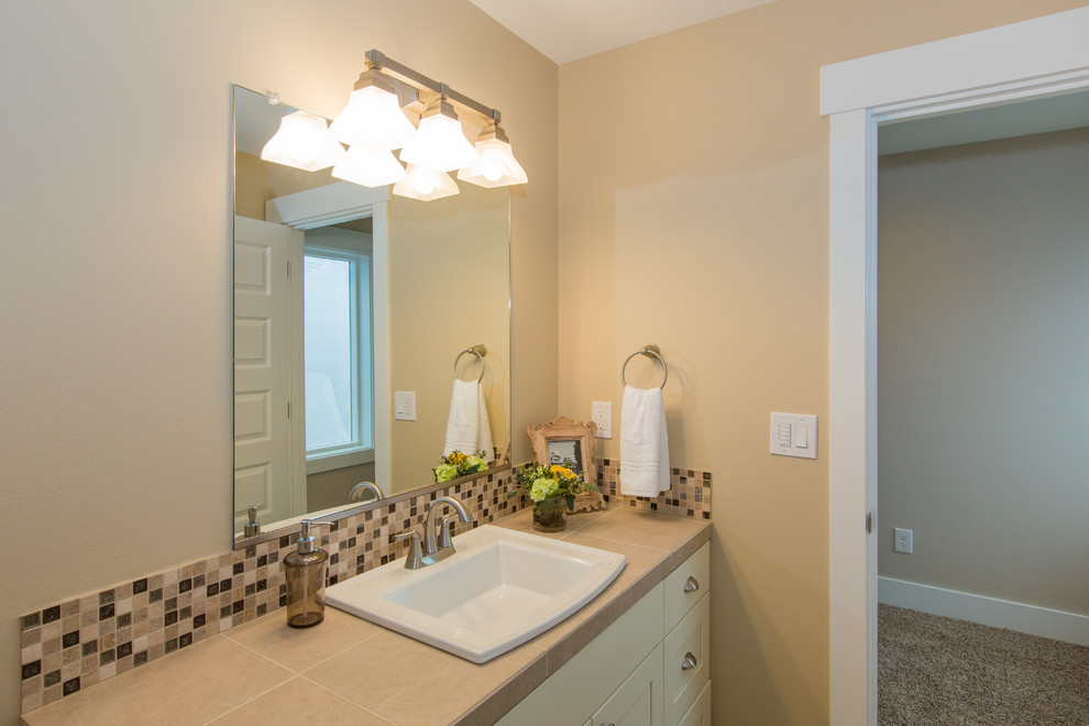 На фото: ванная комната в классическом стиле с накладной раковиной, столешницей из плитки, двойным душем, бежевой плиткой и керамической плиткой