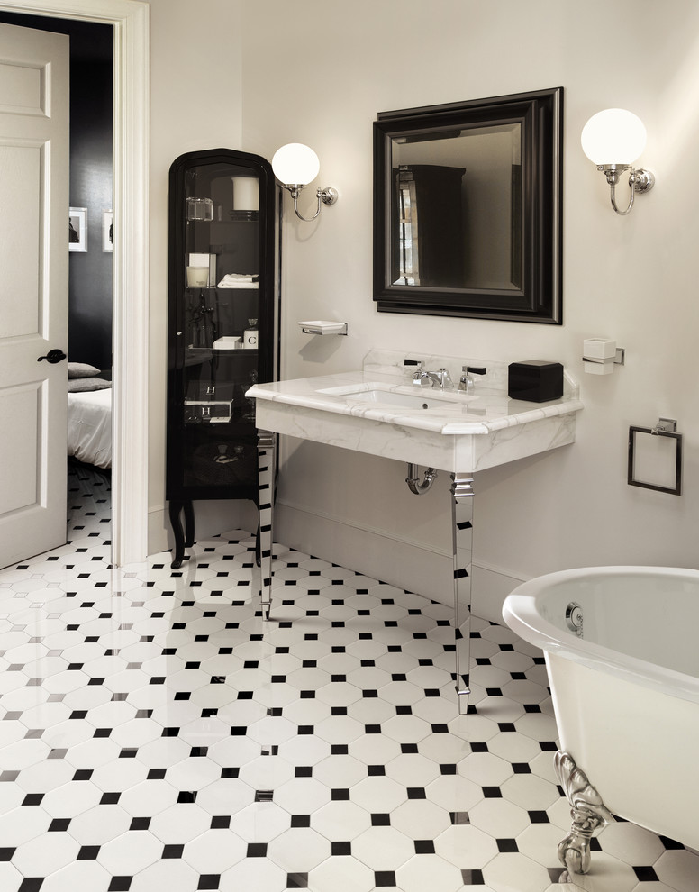 Modelo de cuarto de baño tradicional con paredes blancas, suelo de baldosas de cerámica y lavabo tipo consola