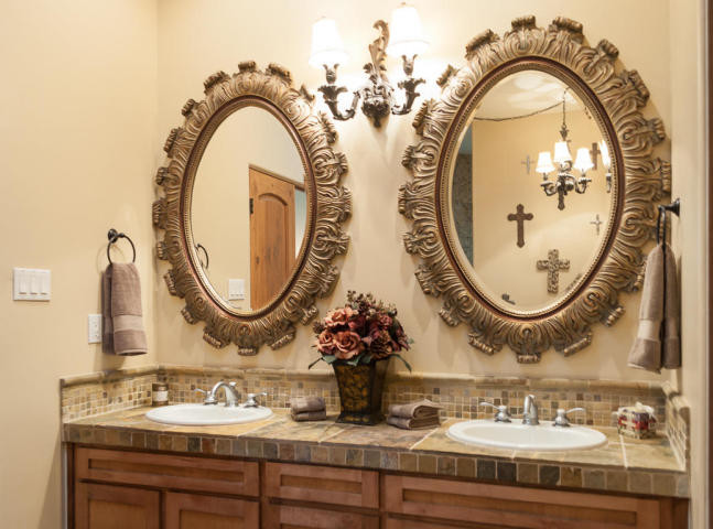 Ispirazione per una stanza da bagno padronale american style di medie dimensioni con ante in stile shaker, ante in legno chiaro, piastrelle multicolore, piastrelle a mosaico e lavabo da incasso