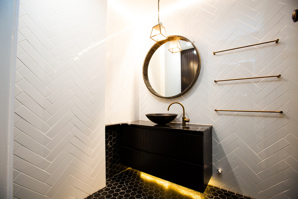 Ejemplo de cuarto de baño bohemio de tamaño medio con baldosas y/o azulejos blancos, paredes blancas y suelo negro