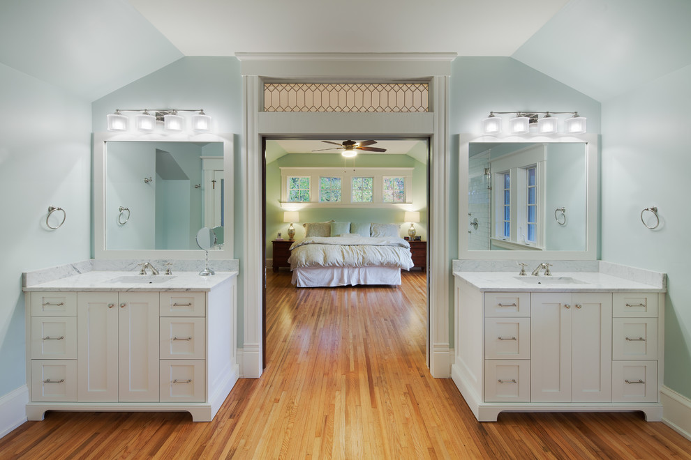 Стильный дизайн: большая главная ванная комната в стиле кантри с врезной раковиной, белыми фасадами, мраморной столешницей, отдельно стоящей ванной, белой плиткой, керамической плиткой и паркетным полом среднего тона - последний тренд
