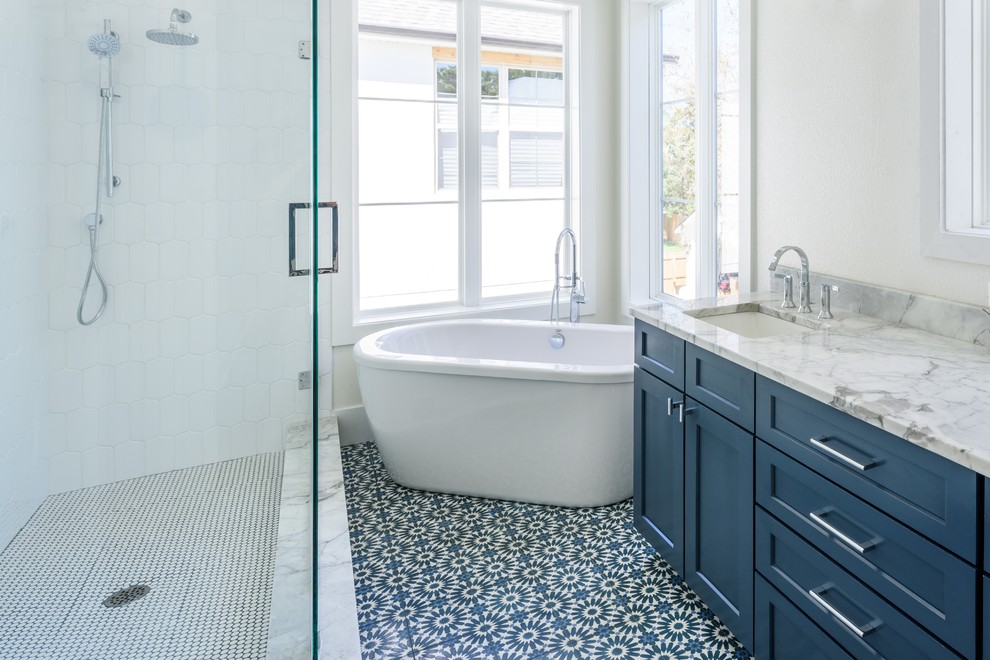 Пример оригинального дизайна: большая главная ванная комната в стиле кантри с фасадами в стиле шейкер, плиткой кабанчик, белыми стенами, врезной раковиной, мраморной столешницей, разноцветным полом, душем с распашными дверями, разноцветной столешницей, синими фасадами, отдельно стоящей ванной, белой плиткой и полом из мозаичной плитки