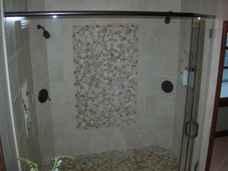 Inredning av ett klassiskt stort en-suite badrum, med en hörndusch, beige kakel, porslinskakel, grå väggar och klinkergolv i porslin