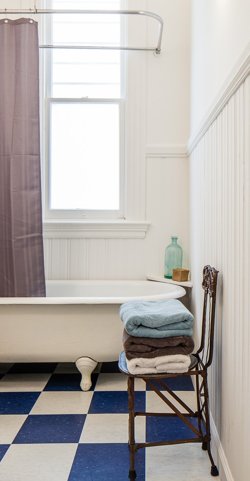 Mittelgroßes Klassisches Badezimmer En Suite mit Löwenfuß-Badewanne, Duschbadewanne und weißer Wandfarbe in San Francisco