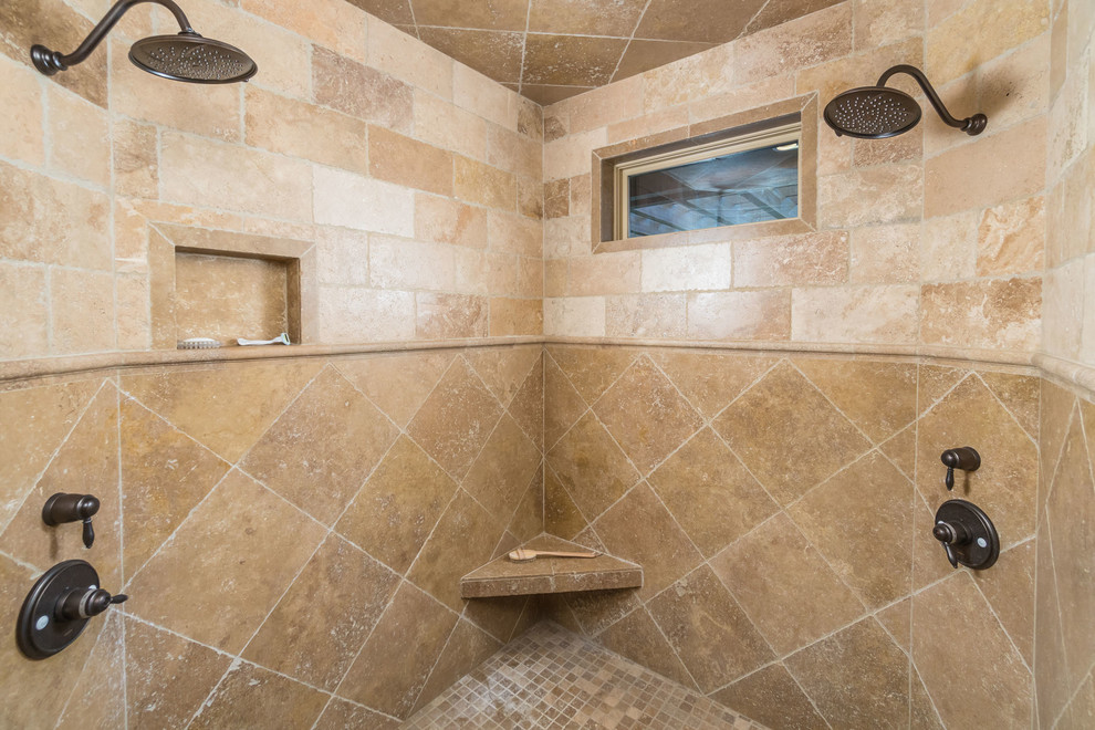 Immagine di una stanza da bagno mediterranea con piastrelle marroni, piastrelle in pietra, pavimento con piastrelle in ceramica e pavimento beige