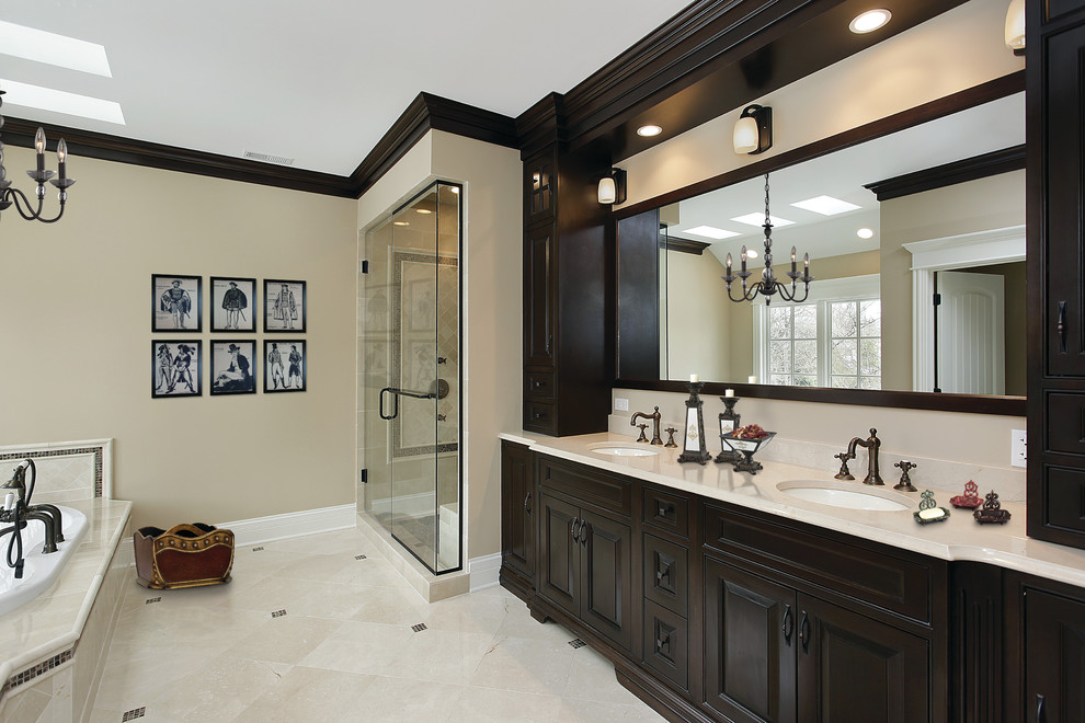 На фото: ванная комната в классическом стиле с душем с распашными дверями с