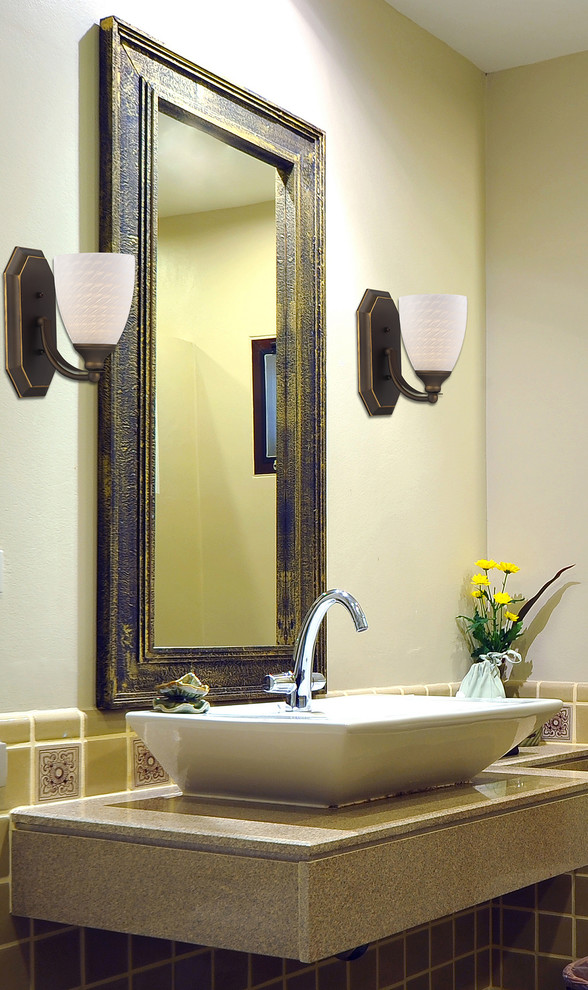 Diseño de cuarto de baño contemporáneo de tamaño medio con lavabo sobreencimera, encimera de granito, baldosas y/o azulejos amarillos, baldosas y/o azulejos de cerámica, paredes amarillas y aseo y ducha