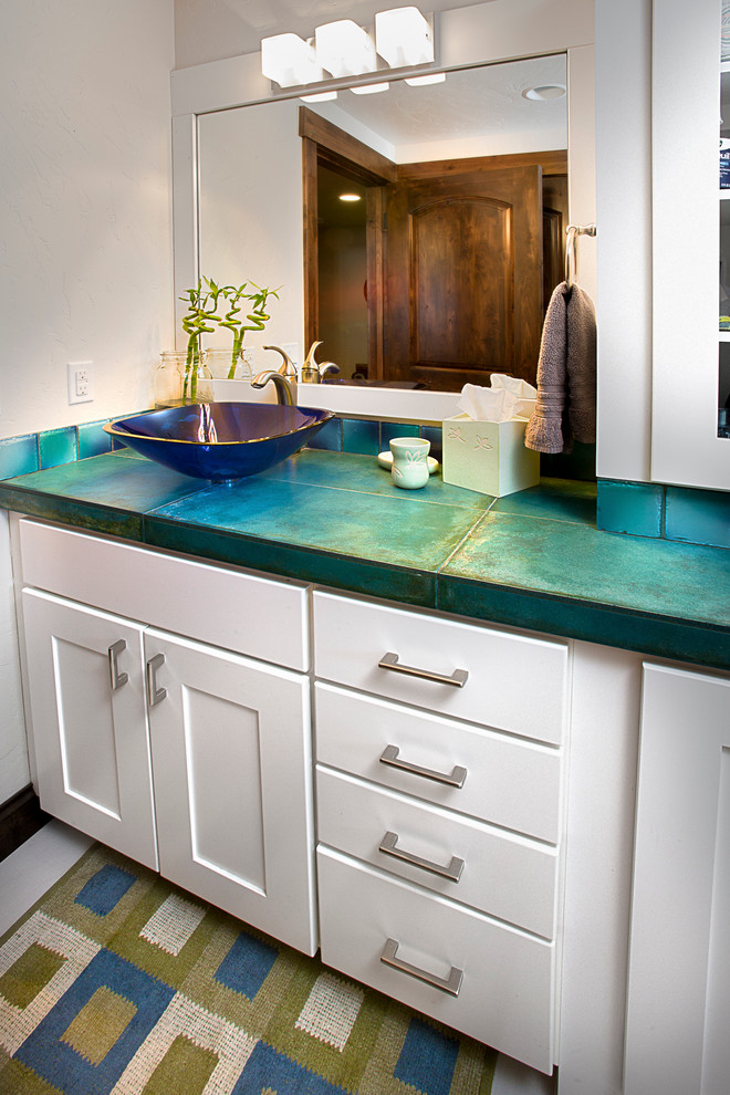Foto di una grande stanza da bagno padronale stile americano con lavabo a bacinella, ante lisce, ante bianche, piastrelle blu, piastrelle a mosaico e pareti bianche