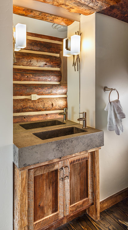 Exempel på ett litet rustikt badrum med dusch, med ett integrerad handfat, luckor med infälld panel, skåp i slitet trä, bänkskiva i betong, en toalettstol med separat cisternkåpa, grå kakel, grå väggar och mörkt trägolv