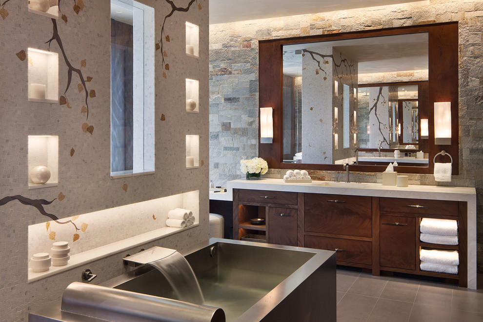 Пример оригинального дизайна: огромная главная ванная комната в стиле рустика с плоскими фасадами, темными деревянными фасадами, разноцветной плиткой, каменной плиткой и серым полом