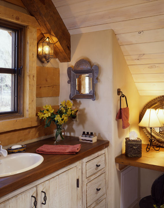 Ejemplo de cuarto de baño rústico de tamaño medio con puertas de armario blancas, paredes multicolor, lavabo encastrado y encimera de madera
