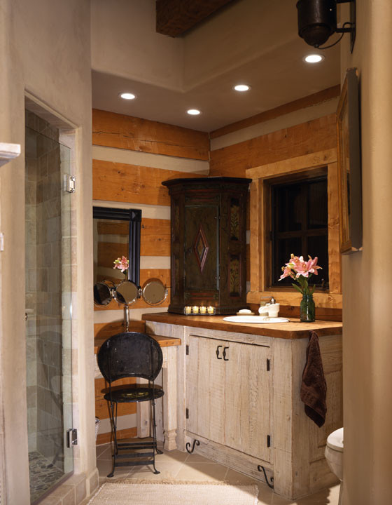 Foto di una stanza da bagno rustica di medie dimensioni con ante bianche, doccia ad angolo, pareti multicolore, pavimento in terracotta, lavabo da incasso e top in legno