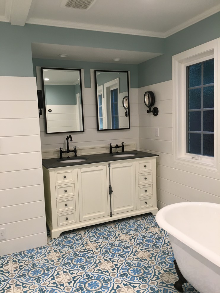 На фото: маленькая ванная комната в современном стиле с накладной ванной, черно-белой плиткой, керамической плиткой, полом из керамической плитки и белым полом для на участке и в саду
