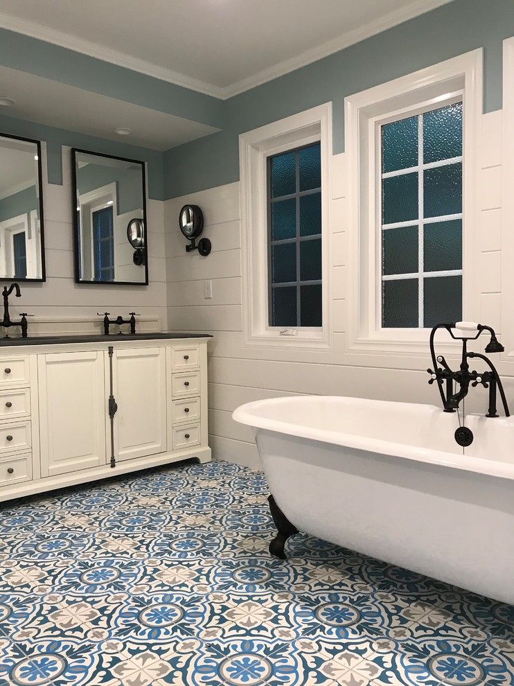 他の地域にあるお手頃価格の小さなコンテンポラリースタイルのおしゃれな浴室 (ドロップイン型浴槽、モノトーンのタイル、セラミックタイル、セラミックタイルの床、白い床) の写真