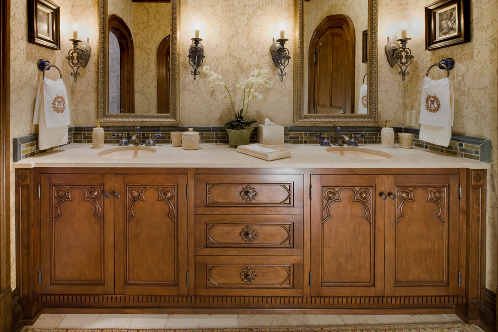 Foto di una grande stanza da bagno padronale vittoriana con ante con riquadro incassato, ante in legno scuro, lavabo sottopiano e top in granito