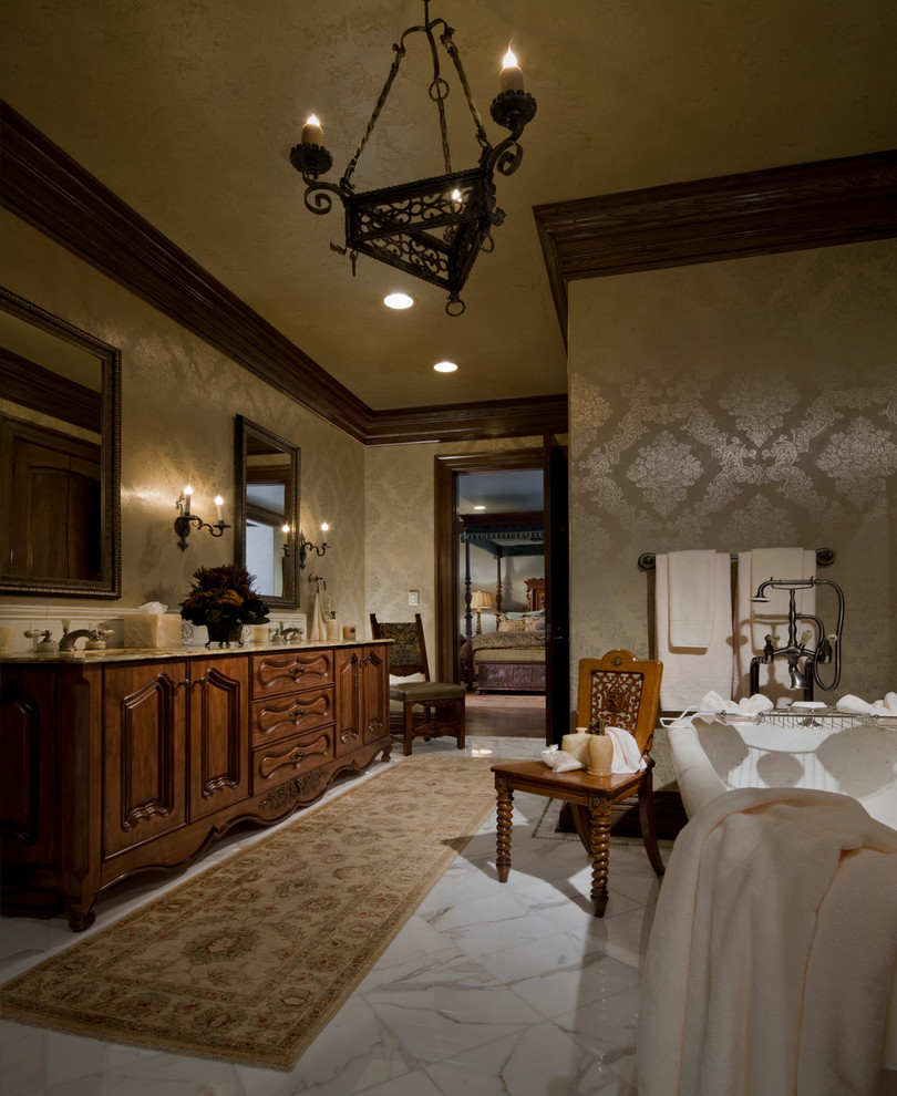 Cette image montre une grande salle de bain principale victorienne en bois brun avec un placard en trompe-l'oeil, un lavabo encastré et un plan de toilette en granite.