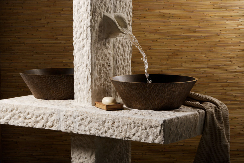 На фото: ванная комната в средиземноморском стиле с коричневыми стенами, настольной раковиной и столешницей из бетона с
