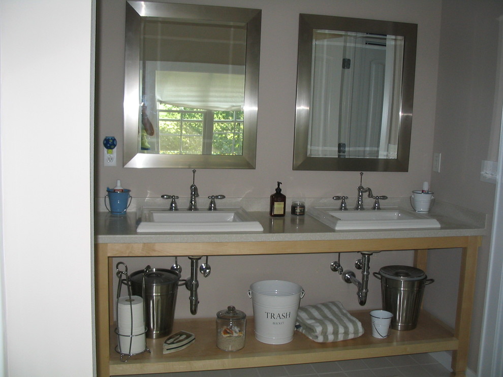 На фото: ванная комната в стиле неоклассика (современная классика) с открытыми фасадами, светлыми деревянными фасадами, накладной раковиной, столешницей из искусственного кварца, бежевыми стенами и полом из керамической плитки