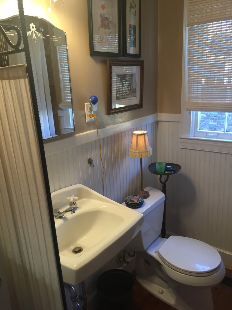 Cette image montre une petite salle de bain principale style shabby chic avec une baignoire en alcôve, un combiné douche/baignoire, WC séparés, un carrelage marron, des carreaux de porcelaine, un mur beige, un sol en bois brun et un lavabo suspendu.