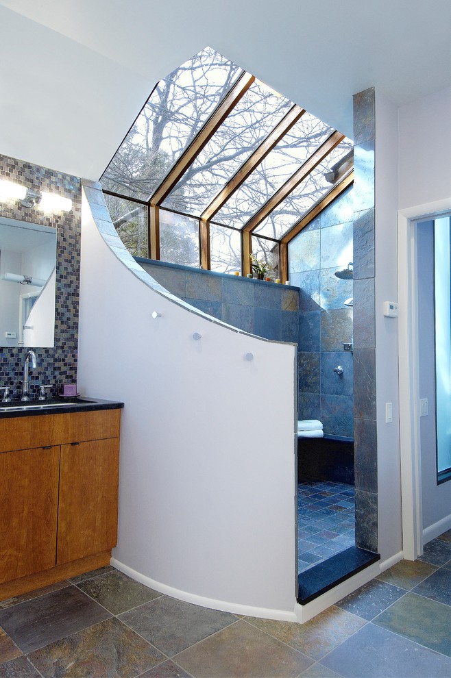 Cette photo montre une grande salle de bain principale moderne en bois brun avec un placard à porte plane, une douche ouverte, un mur blanc, un sol en ardoise, un lavabo encastré, un plan de toilette en granite, un sol gris et aucune cabine.