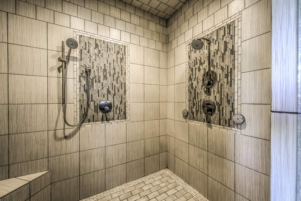 Foto de cuarto de baño principal rural grande con puertas de armario de madera oscura, bañera exenta, ducha doble, baldosas y/o azulejos grises y paredes beige