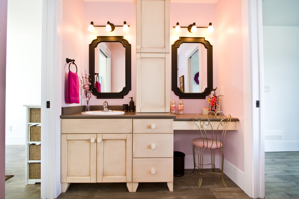 Immagine di una stanza da bagno per bambini minimalista di medie dimensioni con ante con riquadro incassato, ante in legno chiaro, pareti rosa, parquet scuro, lavabo da incasso, top in laminato, pavimento marrone e top marrone