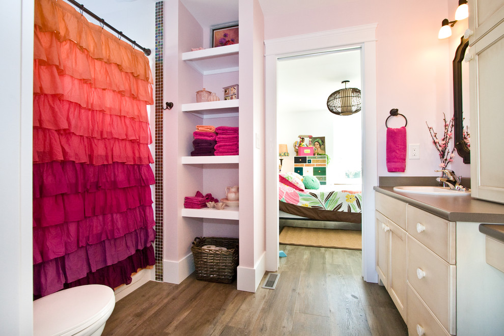 Mittelgroßes Modernes Kinderbad mit Schrankfronten mit vertiefter Füllung, hellen Holzschränken, rosa Wandfarbe, dunklem Holzboden, Einbauwaschbecken, Laminat-Waschtisch, braunem Boden und brauner Waschtischplatte in Vancouver