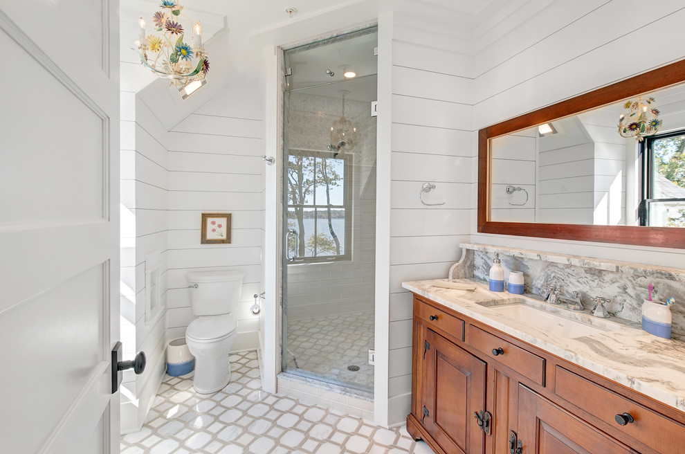 Свежая идея для дизайна: ванная комната в стиле кантри с фасадами с выступающей филенкой, фасадами цвета дерева среднего тона, душем в нише, раздельным унитазом, врезной раковиной, белым полом, душем с распашными дверями и белыми стенами - отличное фото интерьера