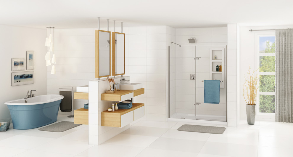 Großes Modernes Badezimmer En Suite mit freistehender Badewanne, weißer Wandfarbe, Duschnische, weißen Fliesen und Waschtisch aus Holz in Montreal