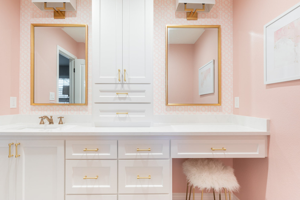 Свежая идея для дизайна: детская ванная комната среднего размера в классическом стиле с фасадами в стиле шейкер, белыми фасадами, накладной ванной, душем над ванной, раздельным унитазом, белой плиткой, плиткой кабанчик, розовыми стенами, полом из керамогранита, врезной раковиной, столешницей из искусственного кварца, серым полом, душем с распашными дверями, белой столешницей, тумбой под одну раковину, встроенной тумбой и обоями на стенах - отличное фото интерьера