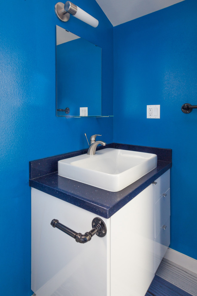 Ispirazione per una piccola stanza da bagno con doccia moderna con lavabo a bacinella, ante lisce, ante bianche, top in quarzo composito, doccia alcova, piastrelle blu, piastrelle in gres porcellanato, pareti blu e pavimento in gres porcellanato