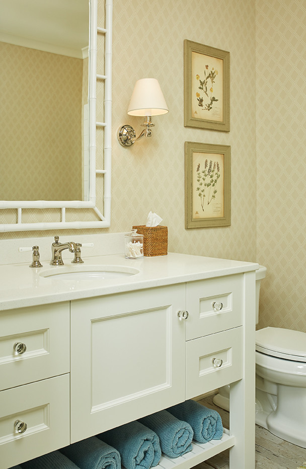 Großes Klassisches Badezimmer En Suite mit weißen Fliesen, weißer Wandfarbe, braunem Holzboden, Quarzwerkstein-Waschtisch, braunem Boden und weißer Waschtischplatte in Grand Rapids