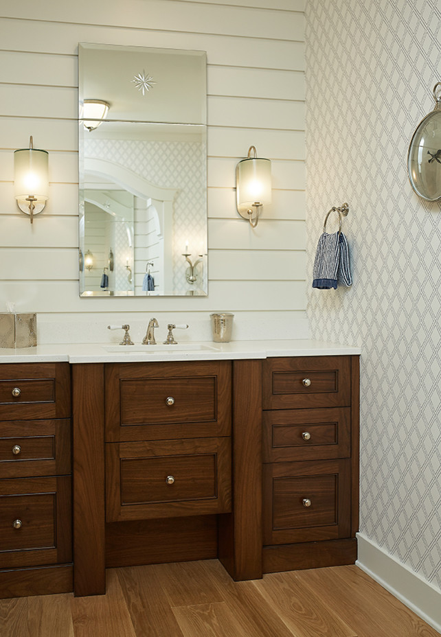 Großes Klassisches Badezimmer En Suite mit gelben Schränken, weißer Wandfarbe, braunem Holzboden, Quarzwerkstein-Waschtisch und braunem Boden in Grand Rapids