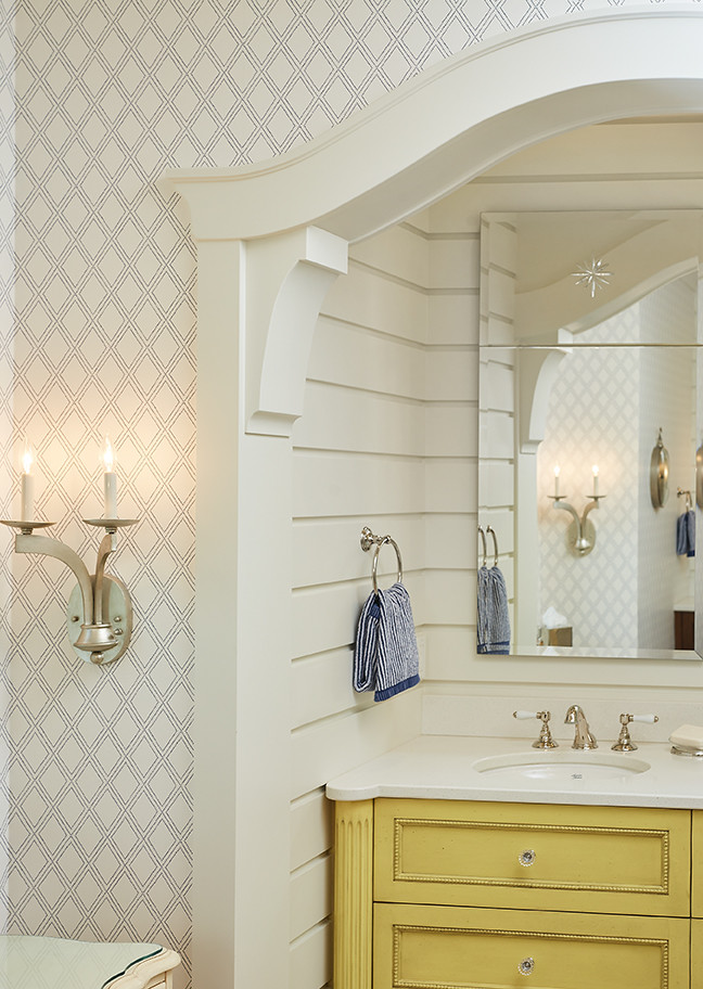 Immagine di una grande stanza da bagno padronale tradizionale con ante gialle, pareti bianche, pavimento in legno massello medio, top in quarzo composito e pavimento marrone