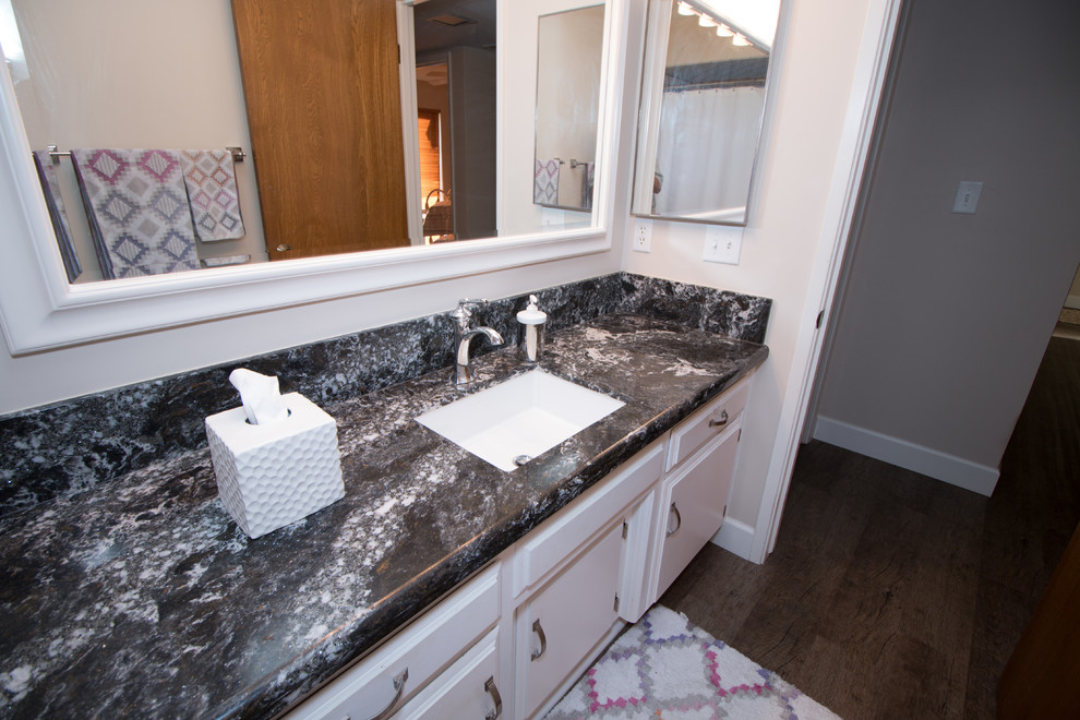 Modelo de cuarto de baño tradicional renovado pequeño con puertas de armario blancas, lavabo bajoencimera y encimera de cuarzo compacto