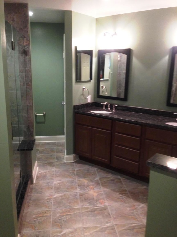 Idéer för att renovera ett mycket stort vintage en-suite badrum, med ett undermonterad handfat, luckor med upphöjd panel, skåp i mörkt trä, granitbänkskiva, en dusch i en alkov, en toalettstol med hel cisternkåpa, flerfärgad kakel, keramikplattor, gröna väggar och klinkergolv i keramik
