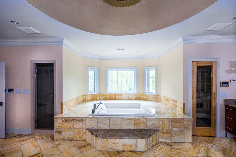 Diseño de cuarto de baño principal tradicional extra grande con bañera encastrada, baldosas y/o azulejos beige, ducha doble, baldosas y/o azulejos de piedra, paredes amarillas, suelo de travertino y encimera de granito