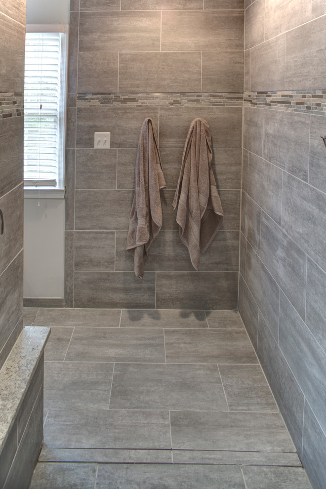 Idéer för stora funkis en-suite badrum, med skåp i shakerstil, grå skåp, en kantlös dusch, beige kakel, vita väggar, klinkergolv i porslin, ett undermonterad handfat och granitbänkskiva