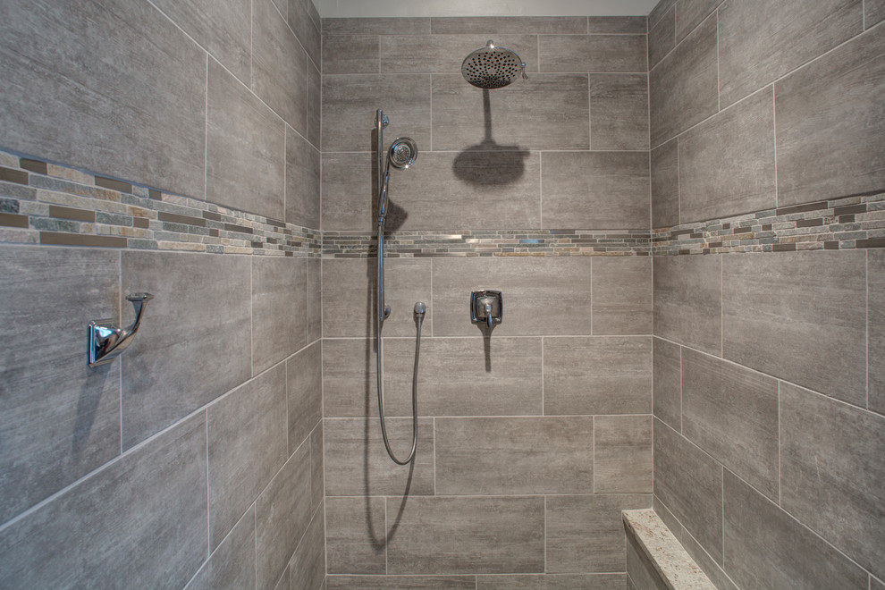 Идея дизайна: большая главная ванная комната в стиле модернизм с фасадами в стиле шейкер, серыми фасадами, душем без бортиков, бежевой плиткой, белыми стенами, полом из керамогранита, врезной раковиной и столешницей из гранита